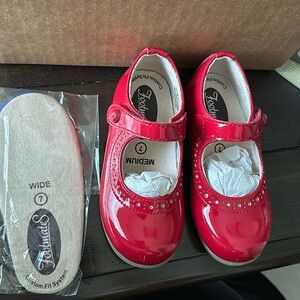 Footmates red patent leather girls shoes size 7 medium has small cut on front